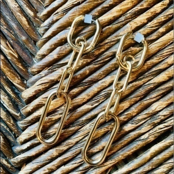 ✨✨Gold Tone Longline Chainlink Dangle Earrings ✨✨ - Picture 2 of 5